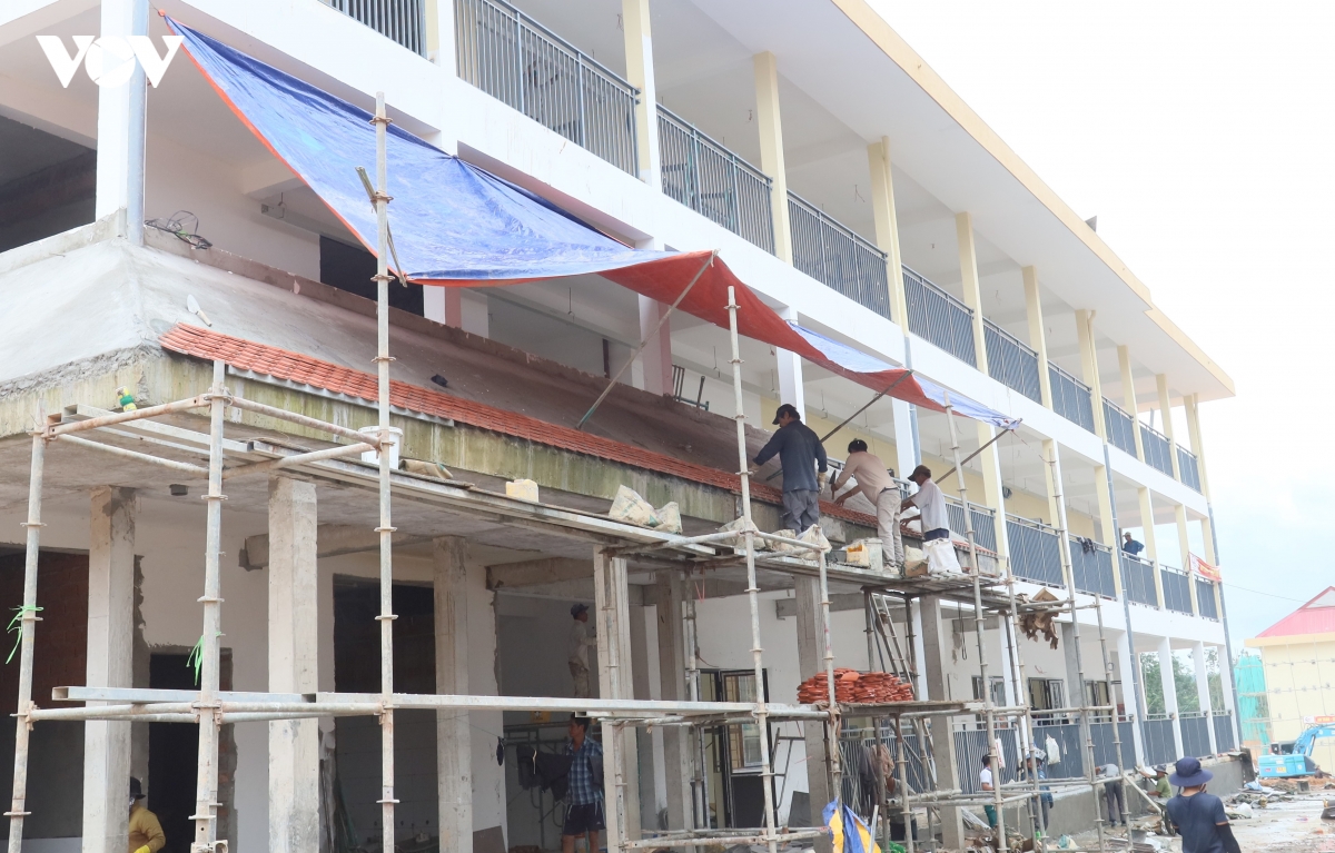 canh mua, che bat thi cong, chay dua hoan thien truong hoc vung bien quang ngai hinh anh 2