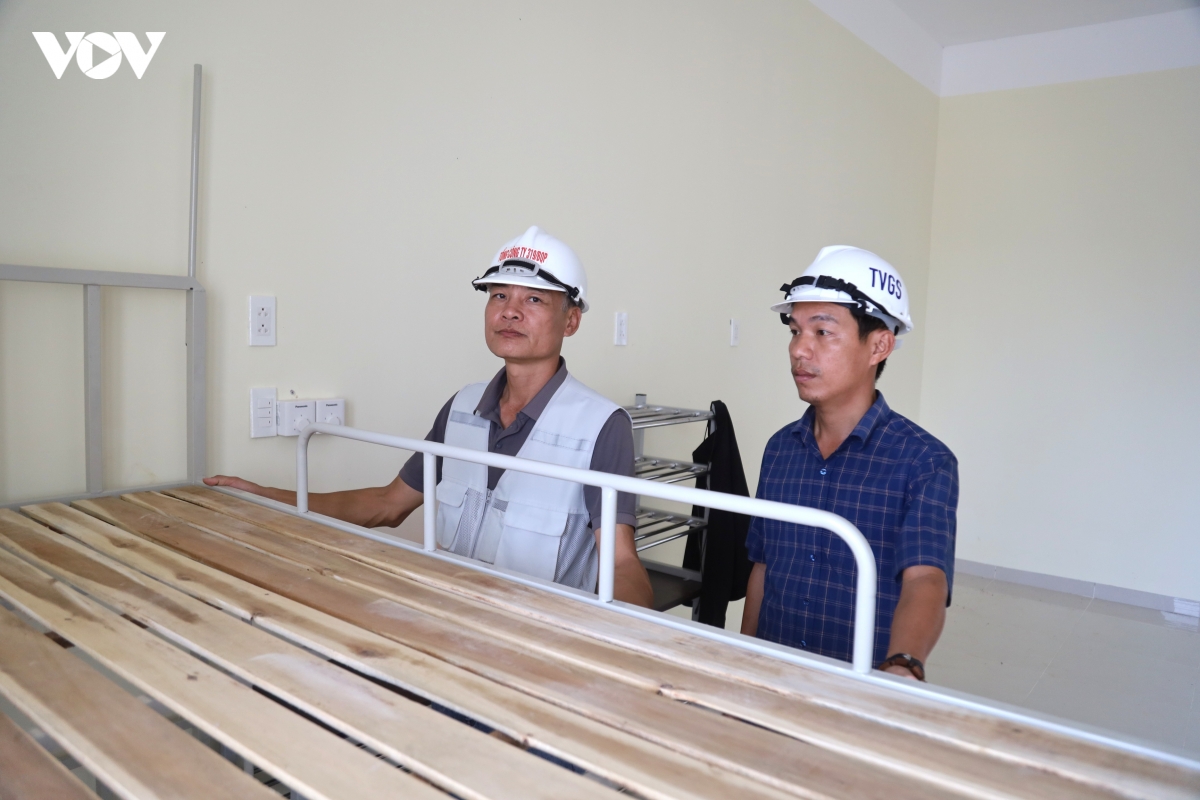 canh mua, che bat thi cong, chay dua hoan thien truong hoc vung bien quang ngai hinh anh 5