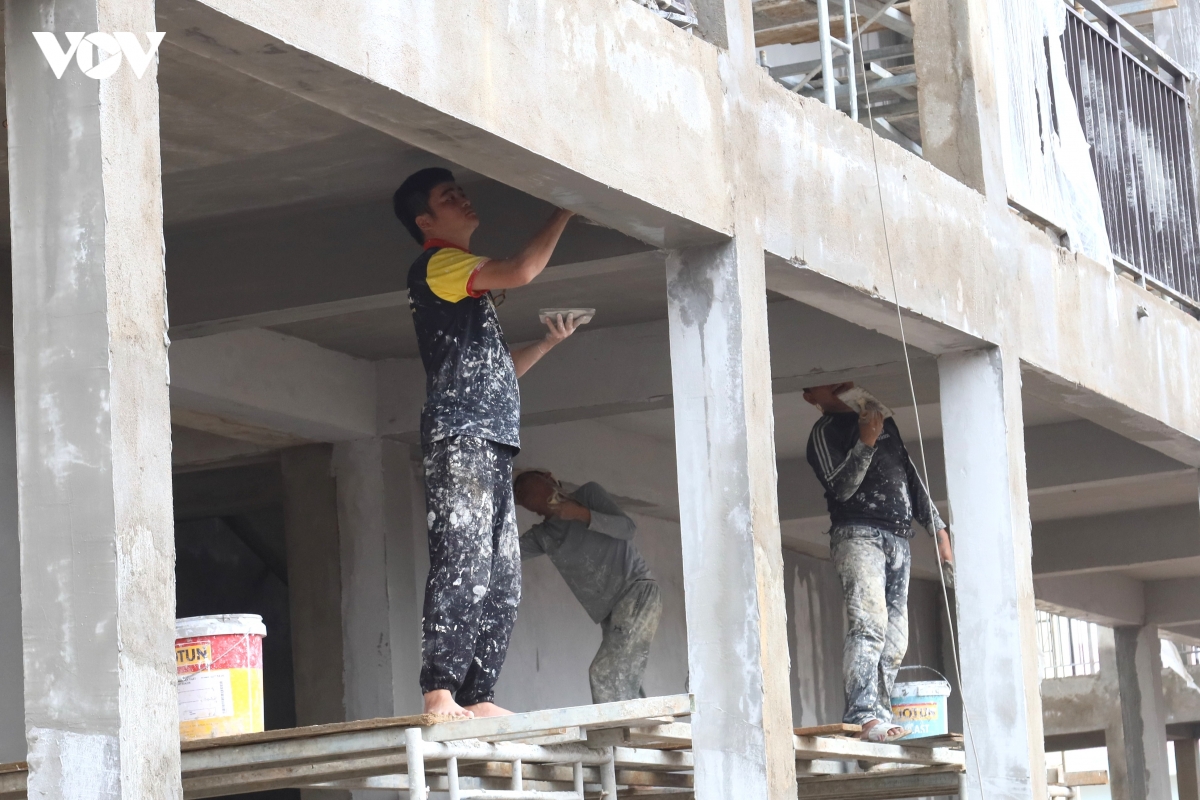 canh mua, che bat thi cong, chay dua hoan thien truong hoc vung bien quang ngai hinh anh 7