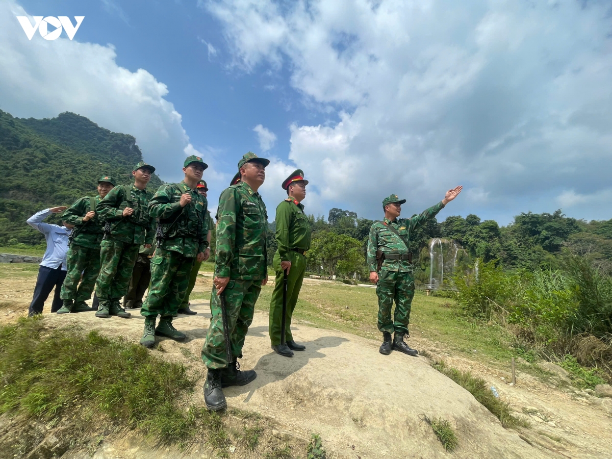 Tiếng đàn bên bờ sông biên giới