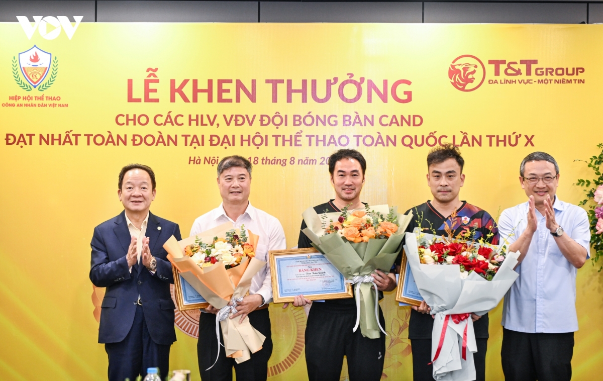 Doi bong ban cong an nhan dan nhan thuong hon 2,2 ty dong hinh anh 10