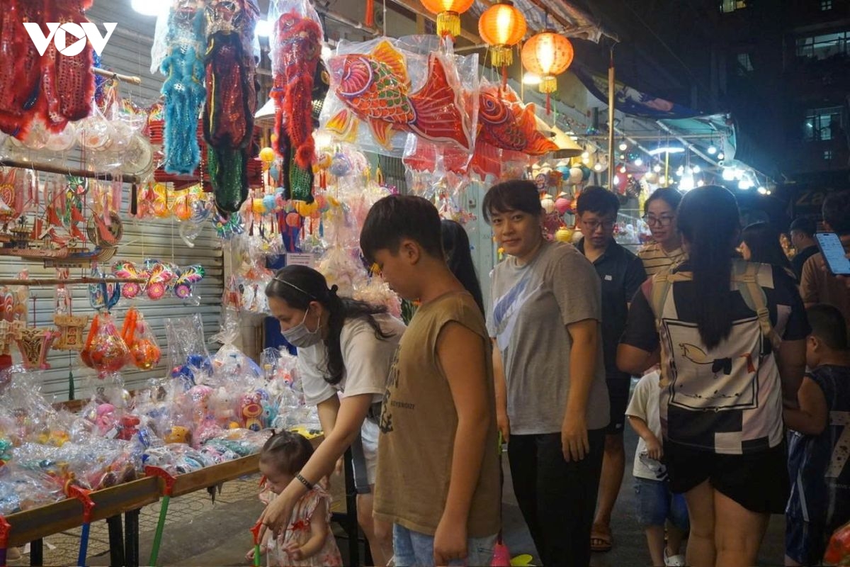 Giá lồng đèn tăng nhẹ, mẫu mã đa dạng nhưng khách mua chưa nhiều