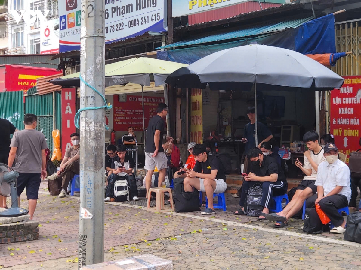ngay dau nghi le 2 9 ben xe ha noi vang khach, noi bai van thong thoang hinh anh 11