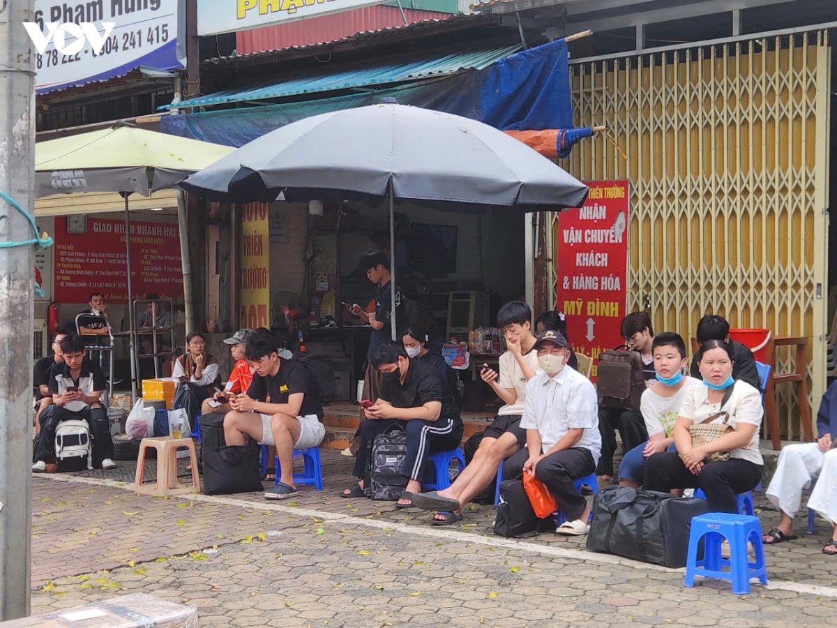 ngay dau nghi le 2 9 ben xe ha noi vang khach, noi bai van thong thoang hinh anh 13