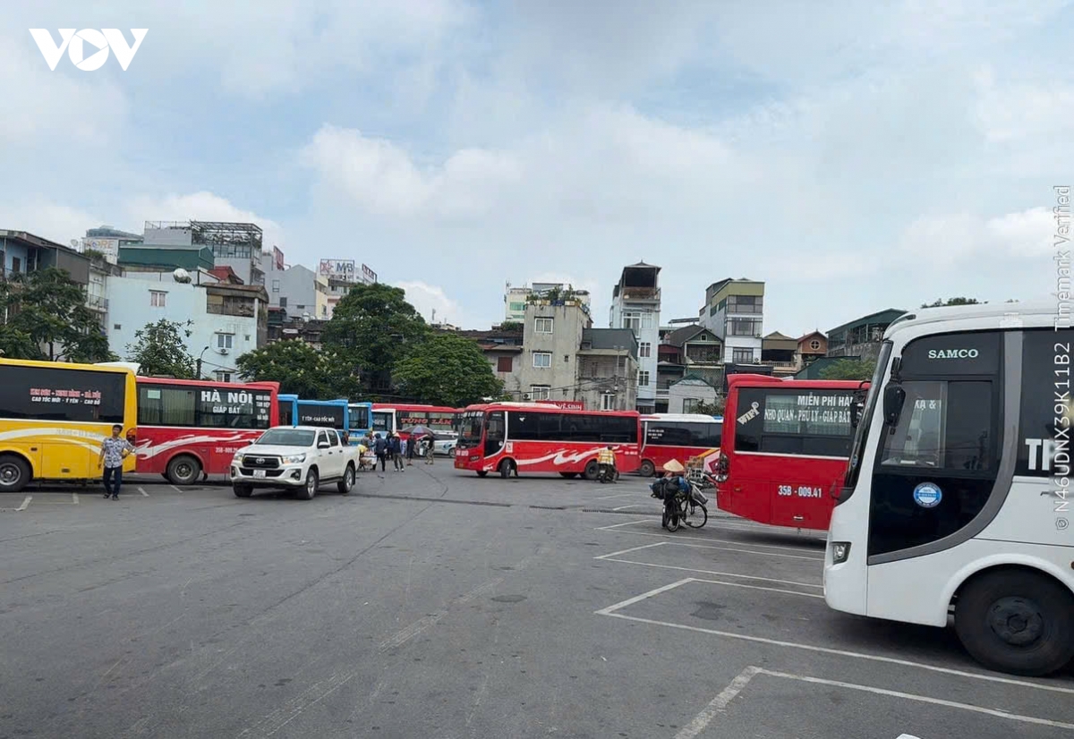 ngay dau nghi le 2 9 ben xe ha noi vang khach, noi bai van thong thoang hinh anh 10