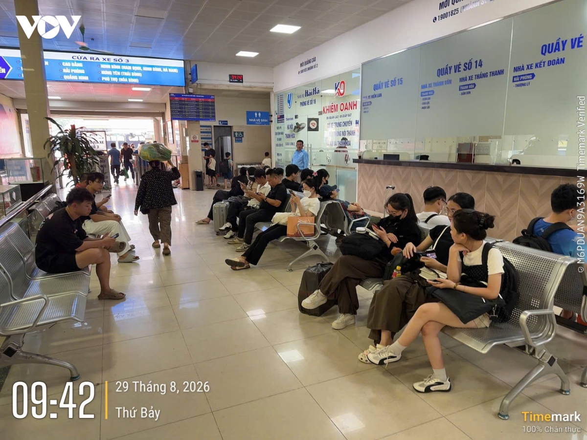 ngay dau nghi le 2 9 ben xe ha noi vang khach, noi bai van thong thoang hinh anh 8