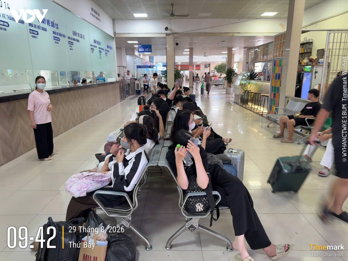 ngay dau nghi le 2 9 ben xe ha noi vang khach, noi bai van thong thoang hinh anh 2