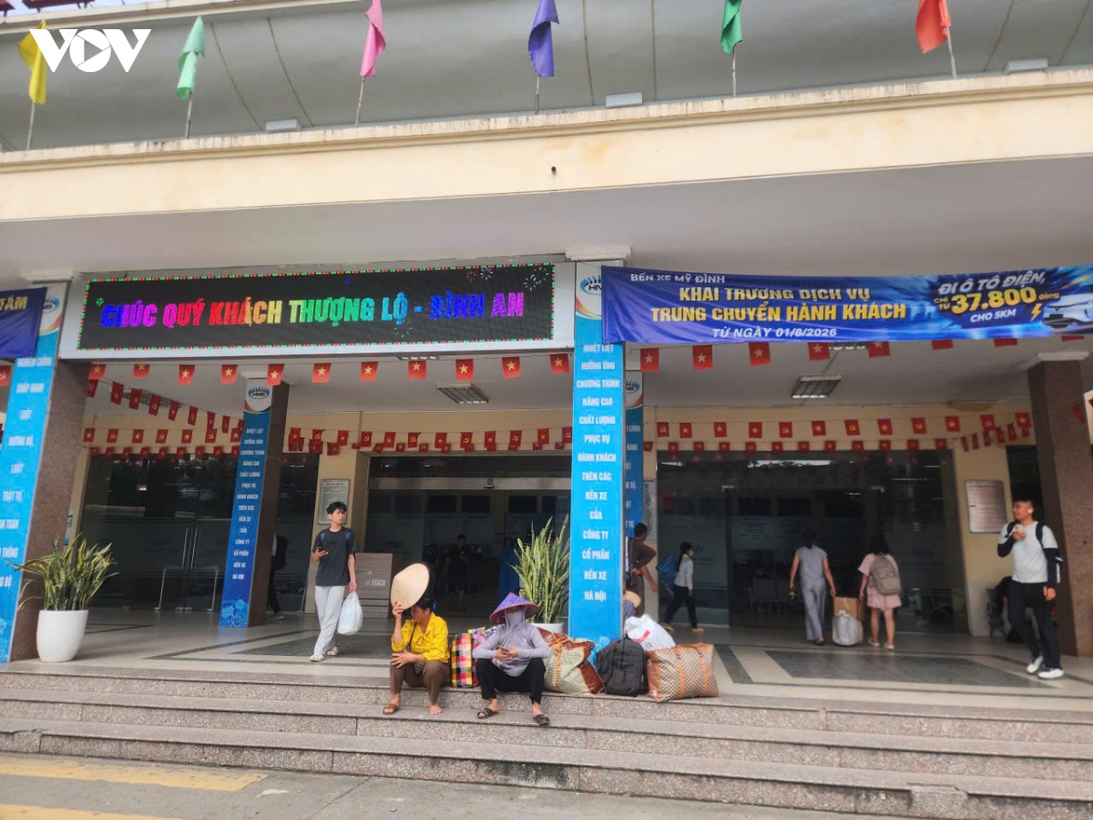 ngay dau nghi le 2 9 ben xe ha noi vang khach, noi bai van thong thoang hinh anh 3