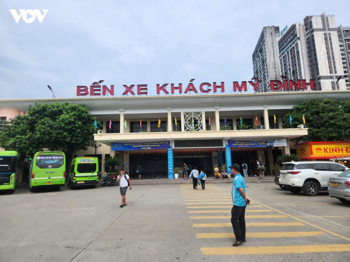 ngay dau nghi le 2 9 ben xe ha noi vang khach, noi bai van thong thoang hinh anh 1