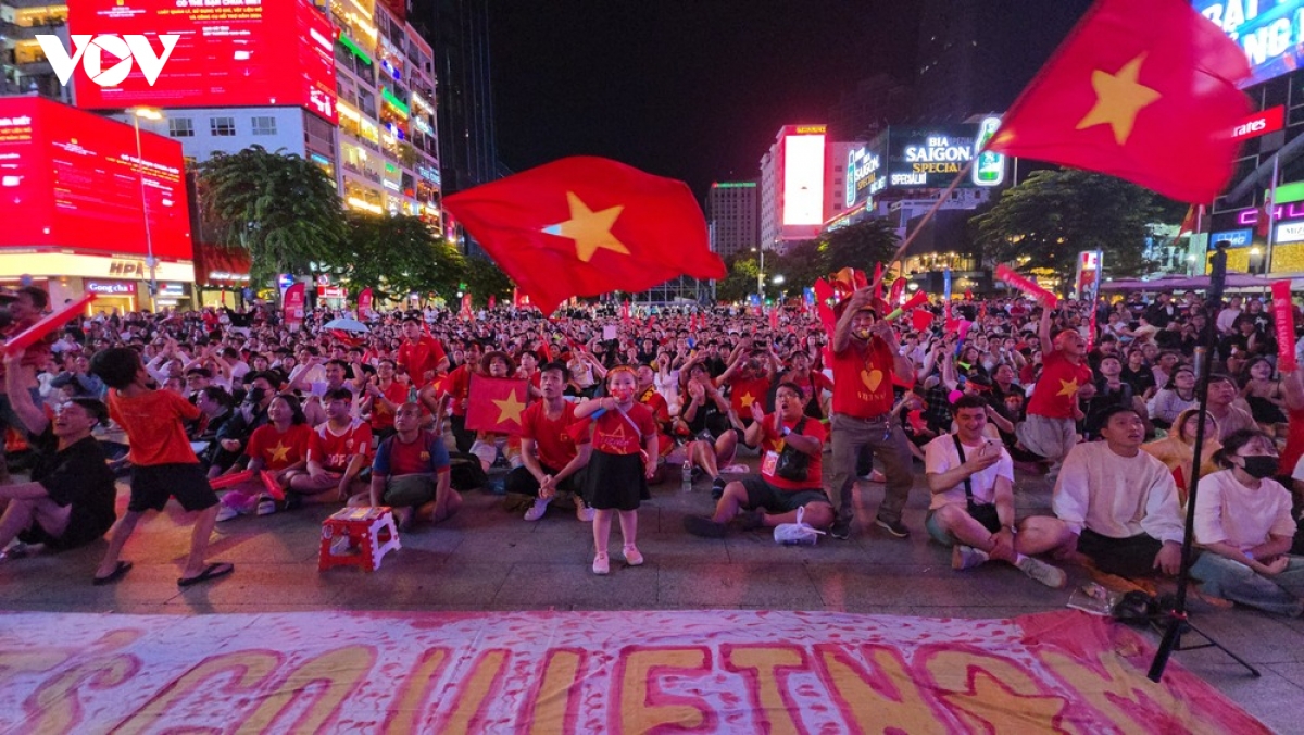 co dong vien tp.hcm tu lo lang den vo hoa khi viet nam nhoc nhan danh bai malaysia hinh anh 16