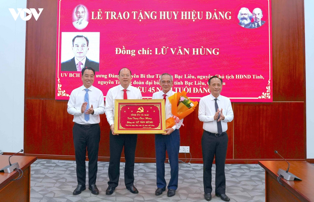 ca mau trao huy hieu Dang cho 3.049 dang vien dip quoc khanh hinh anh 1