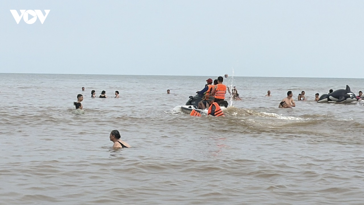ca no cho khach tai dien canh bat nhao tren bien sam son hinh anh 1