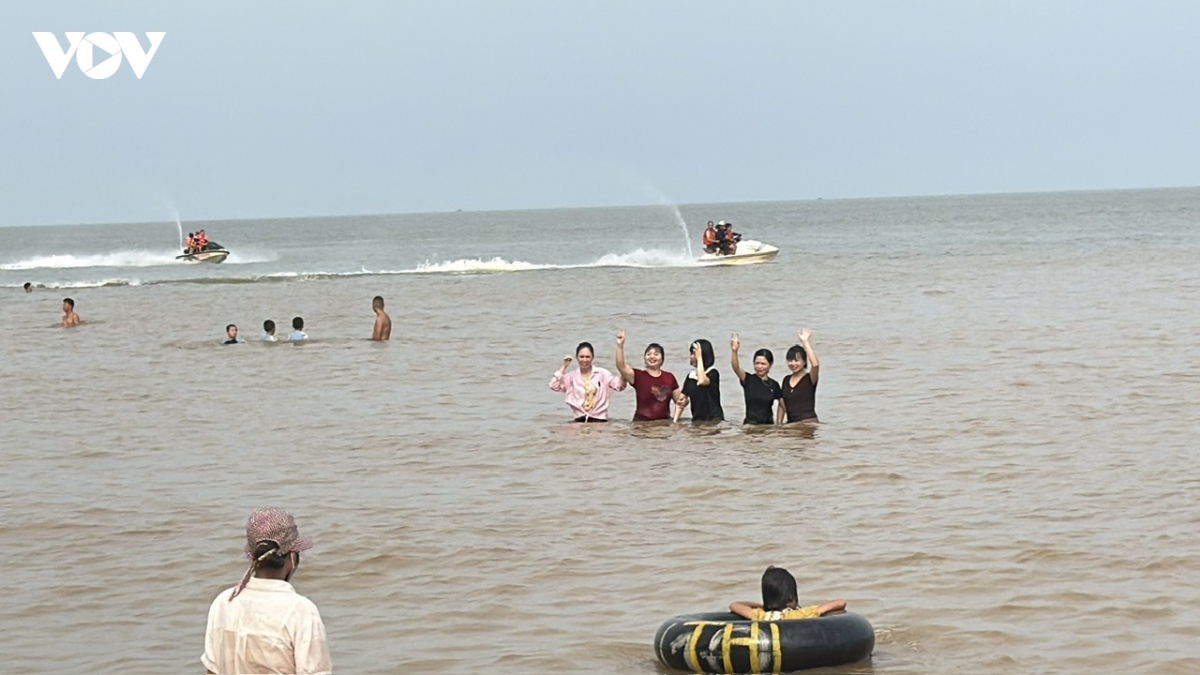 ca no cho khach tai dien canh bat nhao tren bien sam son hinh anh 12