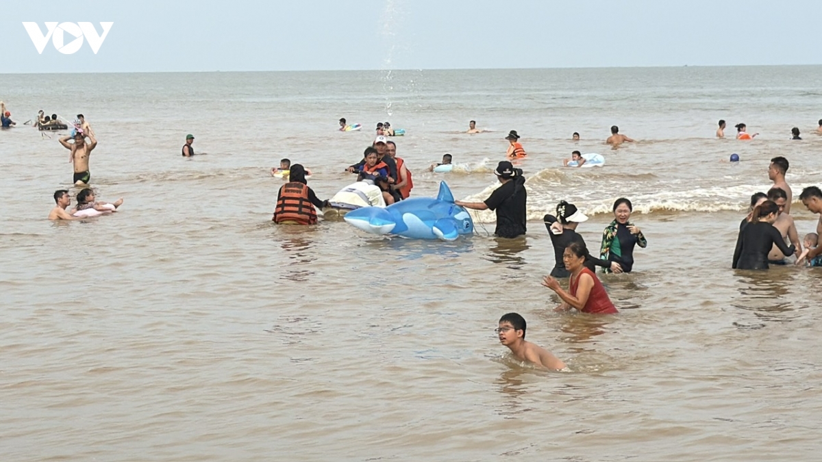 ca no cho khach tai dien canh bat nhao tren bien sam son hinh anh 2