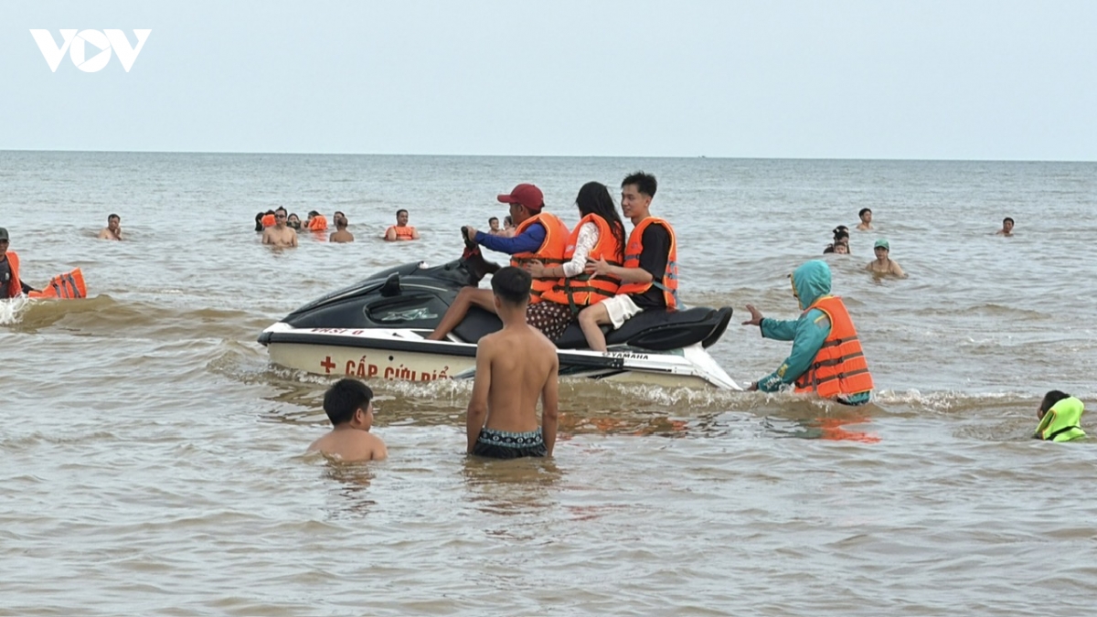 ca no cho khach tai dien canh bat nhao tren bien sam son hinh anh 3
