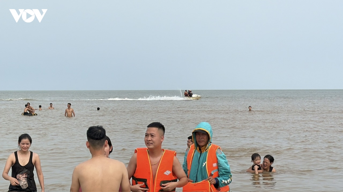 ca no cho khach tai dien canh bat nhao tren bien sam son hinh anh 5