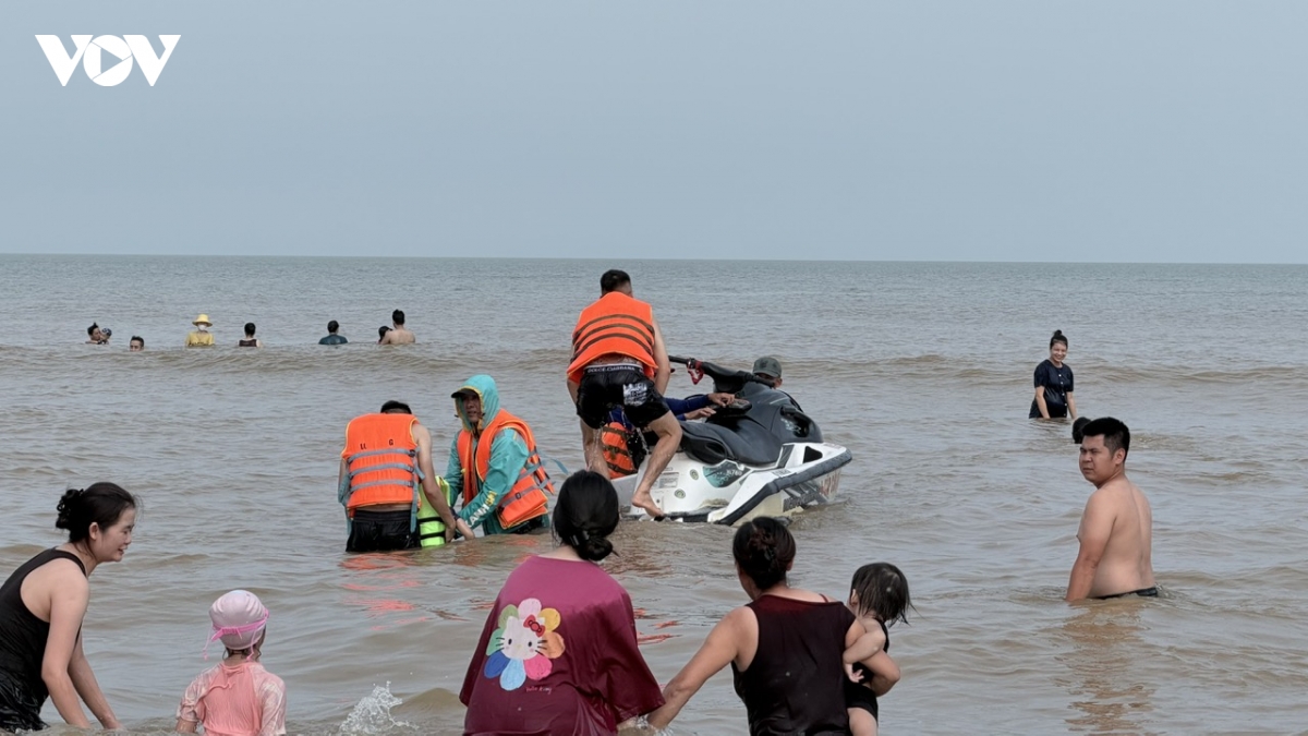 ca no cho khach tai dien canh bat nhao tren bien sam son hinh anh 9