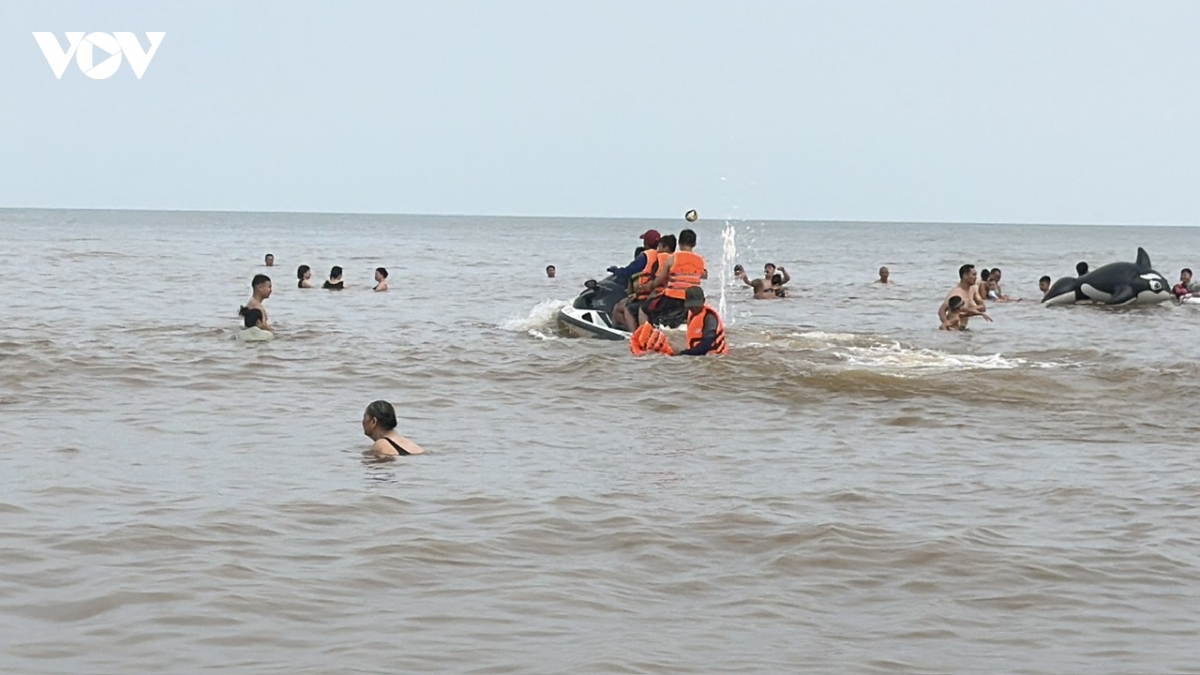ca no cho khach tai dien canh bat nhao tren bien sam son hinh anh 6