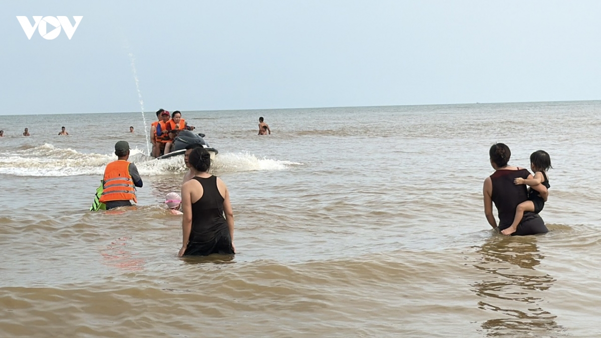 ca no cho khach tai dien canh bat nhao tren bien sam son hinh anh 8