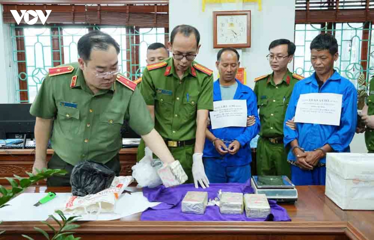 bat 2 doi tuong mua ban 8 banh heroin o lai chau hinh anh 1