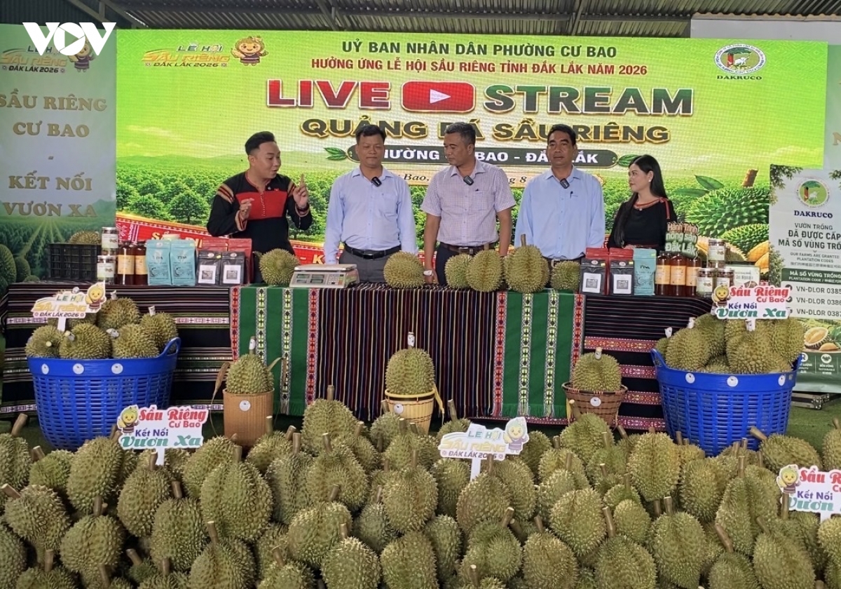 can bo phuong cu bao cung nong dan dua sau rieng len nen tang so hinh anh 1
