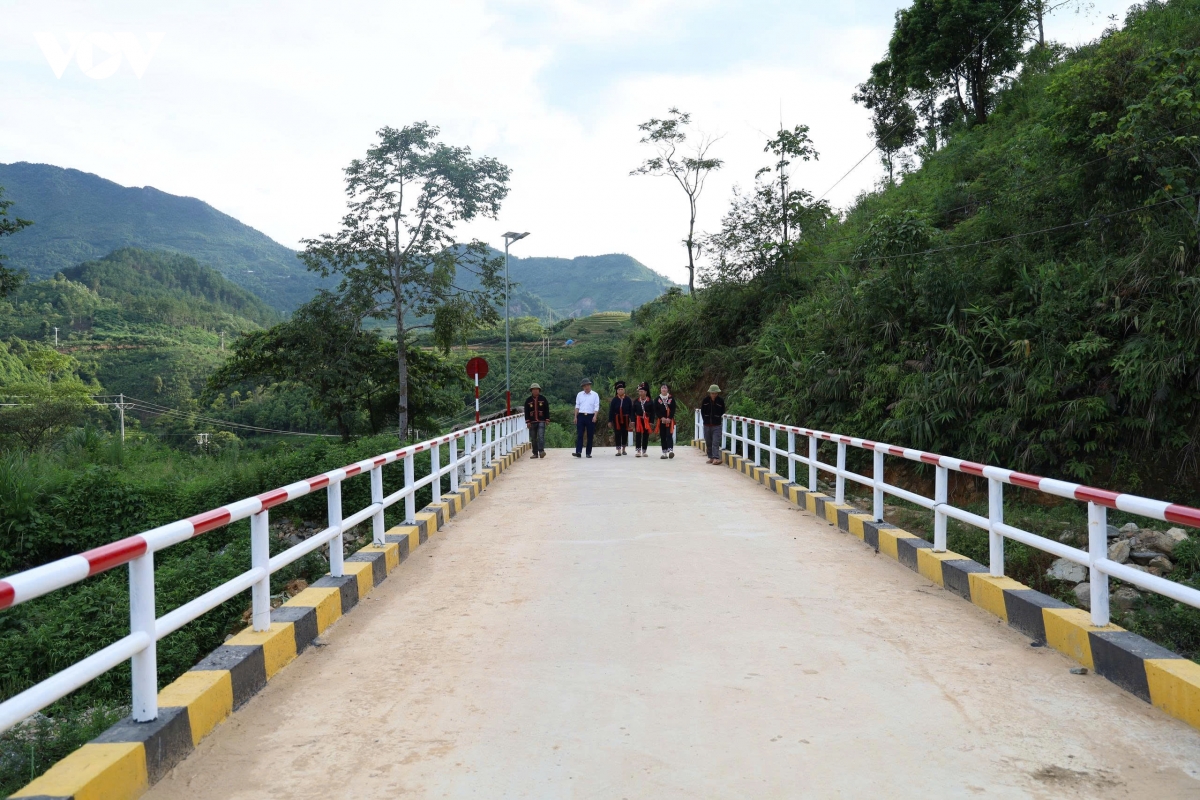 ben bi noi nhung nhip cau vung cao hinh anh 1