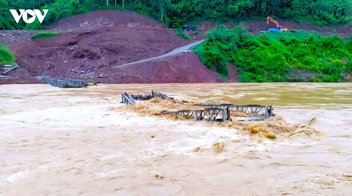 mua lon, cau tam o xa bien gioi nghe an bi cuon troi hinh anh 1