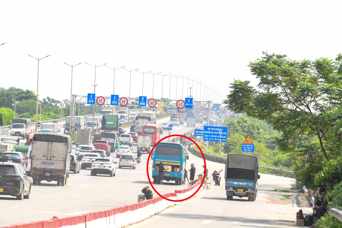 Cầu vượt sông ở Hà Nội: Ùn tắc, tai nạn liên miên nhưng vắng camera phạt nguội