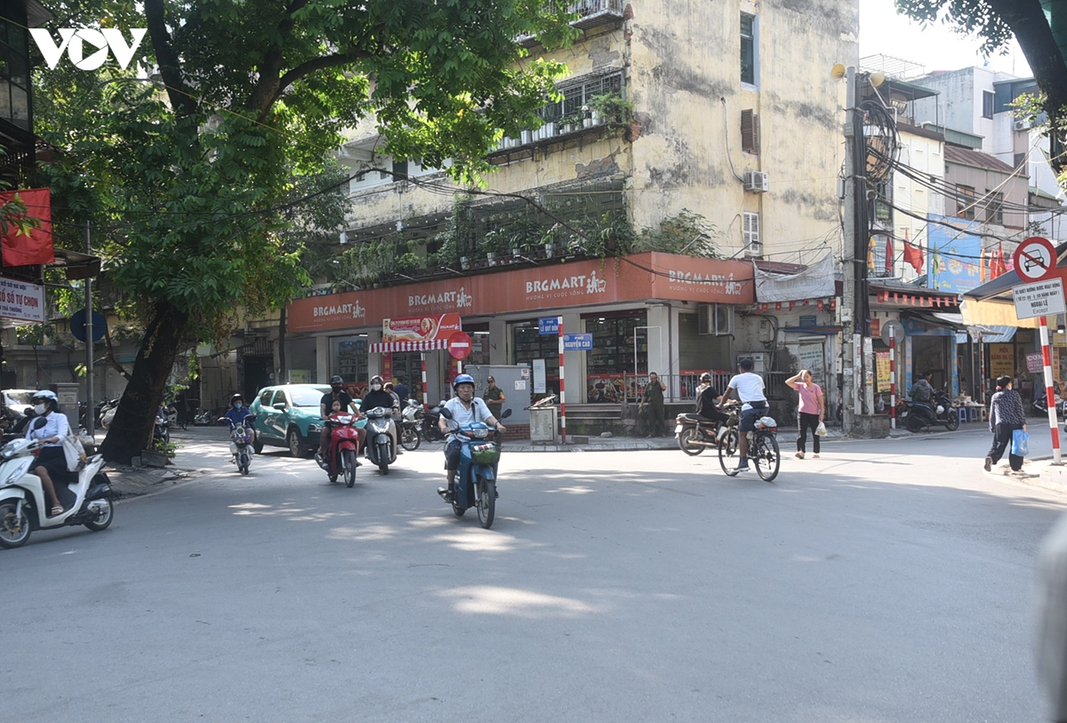 nhieu tuyen duong to chuc giao thong mot chieu de thi cong cau tran hung Dao hinh anh 14