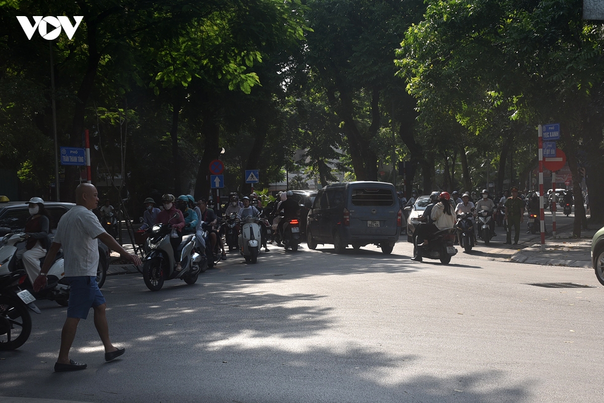nhieu tuyen duong to chuc giao thong mot chieu de thi cong cau tran hung Dao hinh anh 15