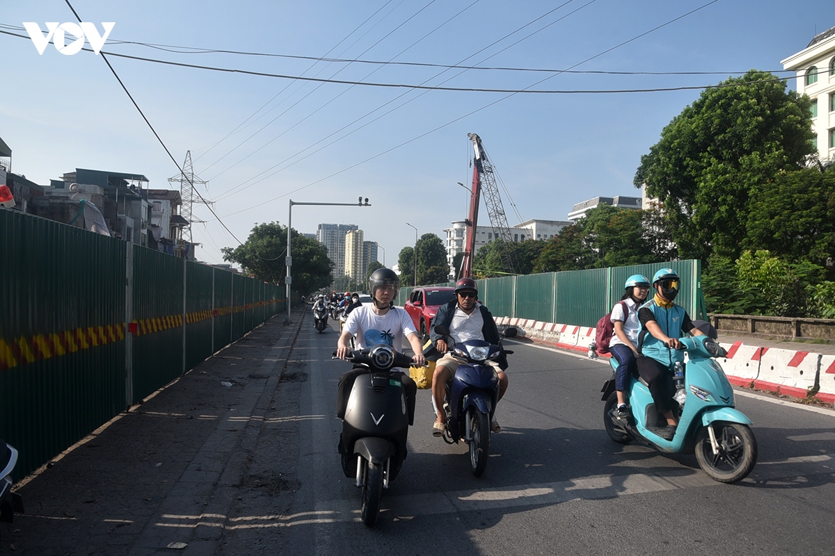 nhieu tuyen duong to chuc giao thong mot chieu de thi cong cau tran hung Dao hinh anh 16