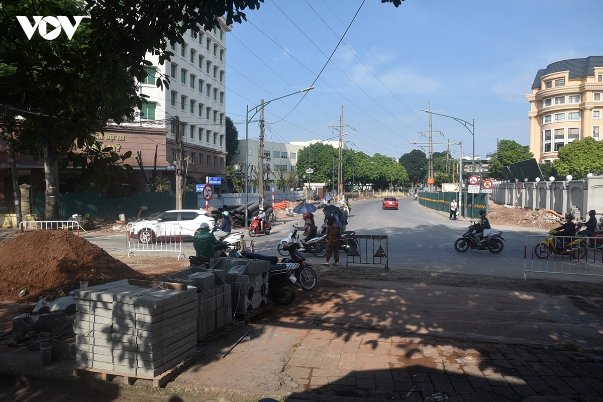 nhieu tuyen duong to chuc giao thong mot chieu de thi cong cau tran hung Dao hinh anh 8