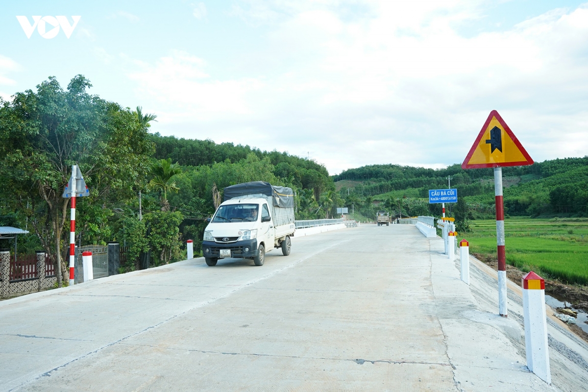 Da nang sua chua khac phuc giao thong tren duong tinh 615b doan qua xa hiep Duc hinh anh 1