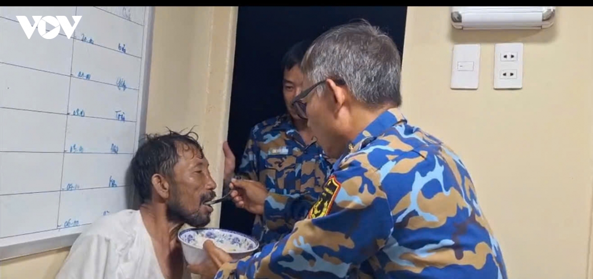 tau 743 hai quan cuu ngu dan troi dat 4 ngay tren bien hinh anh 2