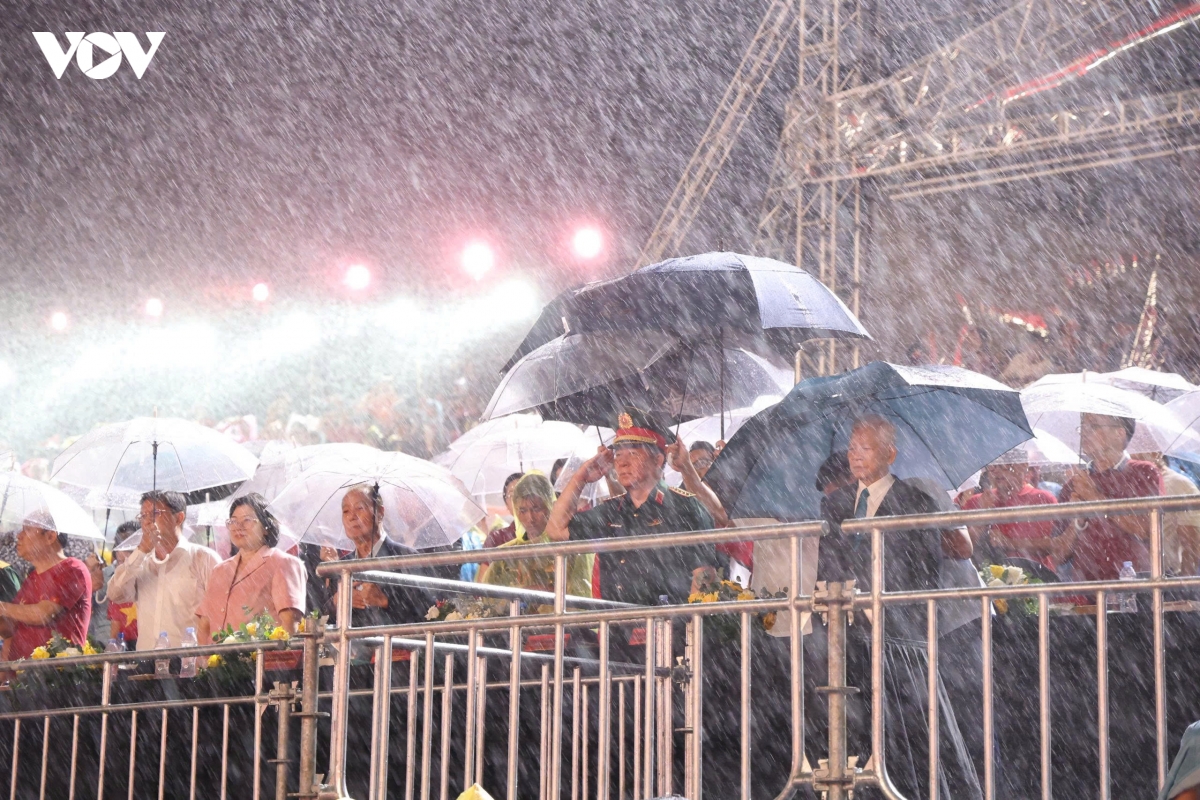 hang chuc ngan nguoi tham du concert to quoc trong tim hinh anh 2