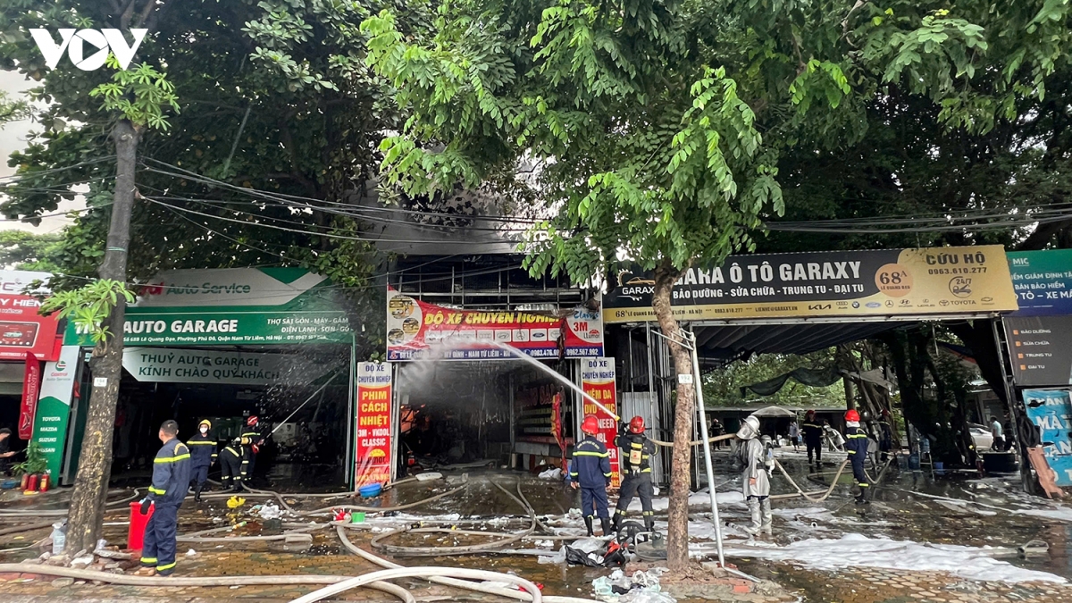 chay du doi tai gara o to tren duong le quang Dao, ha noi hinh anh 5