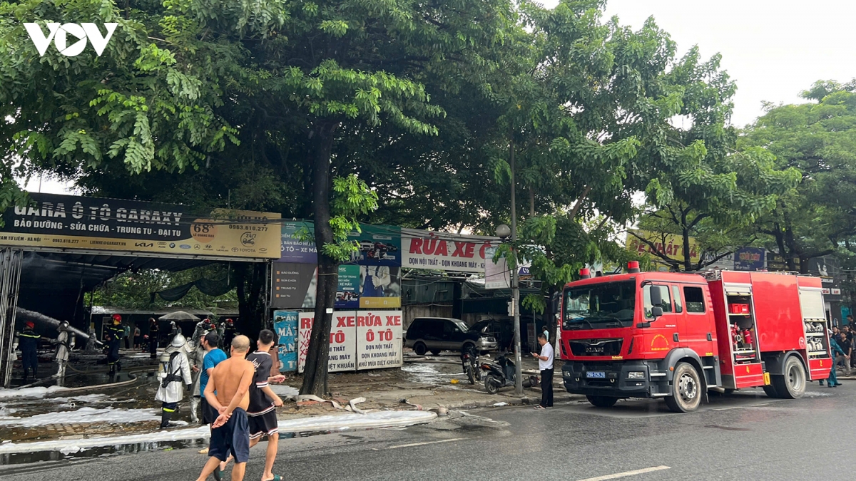 chay du doi tai gara o to tren duong le quang Dao, ha noi hinh anh 7