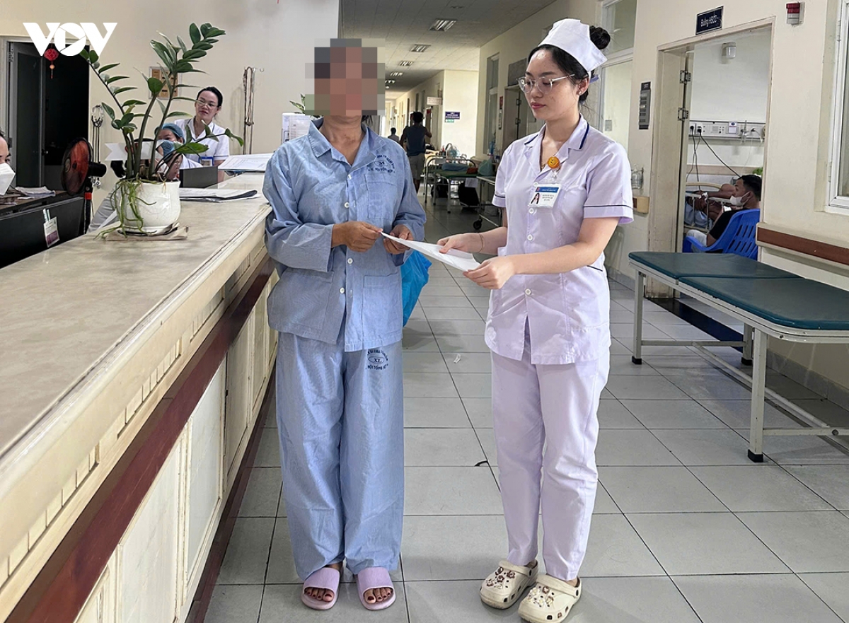 Dot ray giua nang nong, nguoi phu nu soc nhiet, bat tinh hinh anh 1