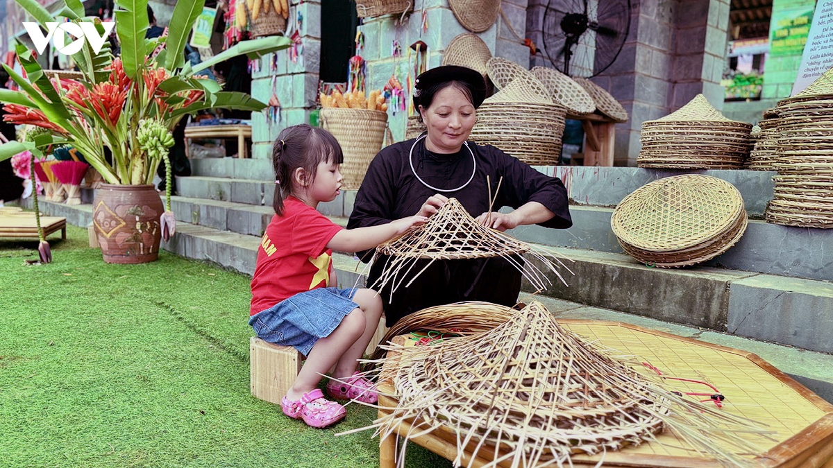 ron rang cho phien cao nguyen mo hoi chao don tet Doc lap tai lang van hoa hinh anh 4