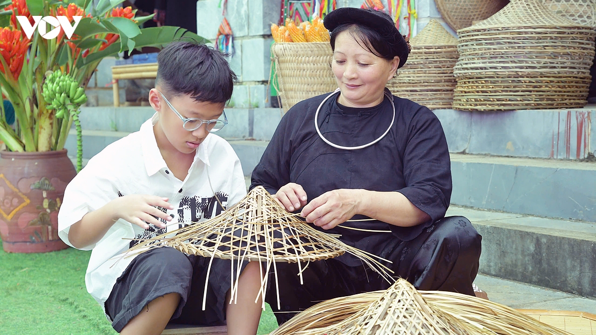 ron rang cho phien cao nguyen mo hoi chao don tet Doc lap tai lang van hoa hinh anh 5