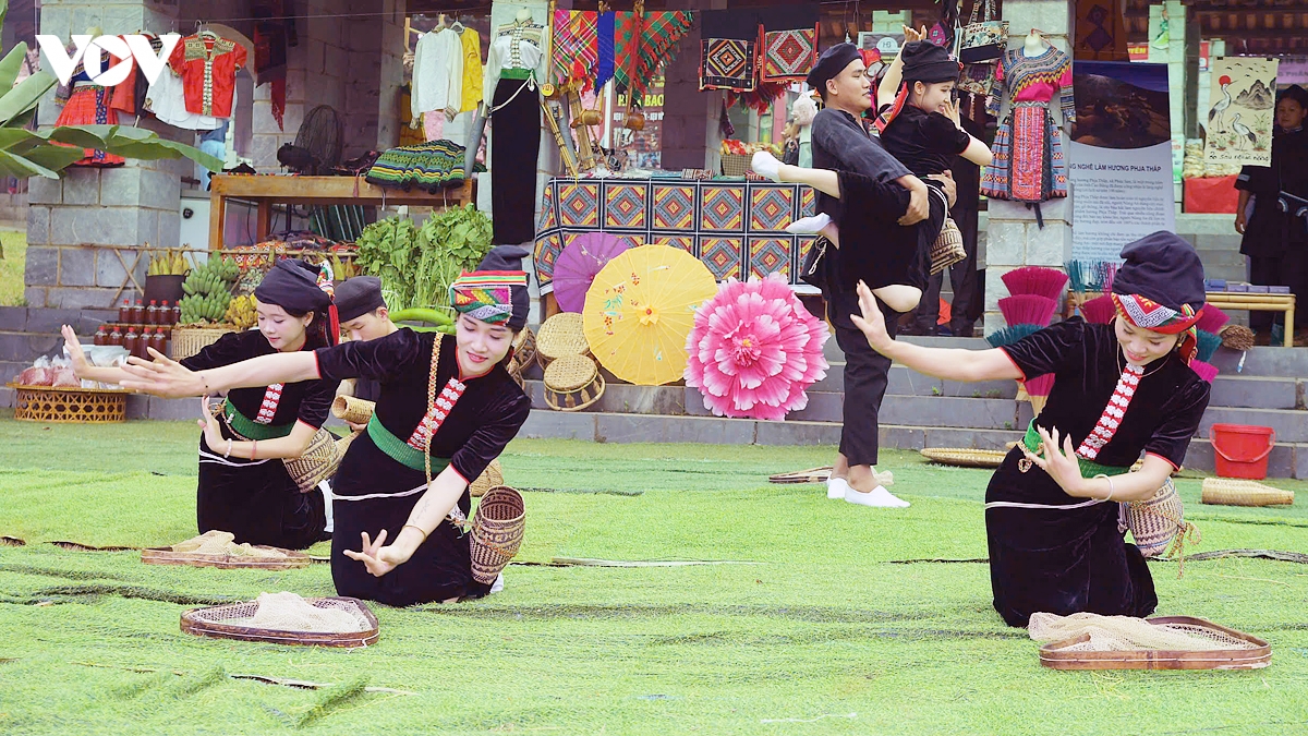 ron rang cho phien cao nguyen mo hoi chao don tet Doc lap tai lang van hoa hinh anh 10