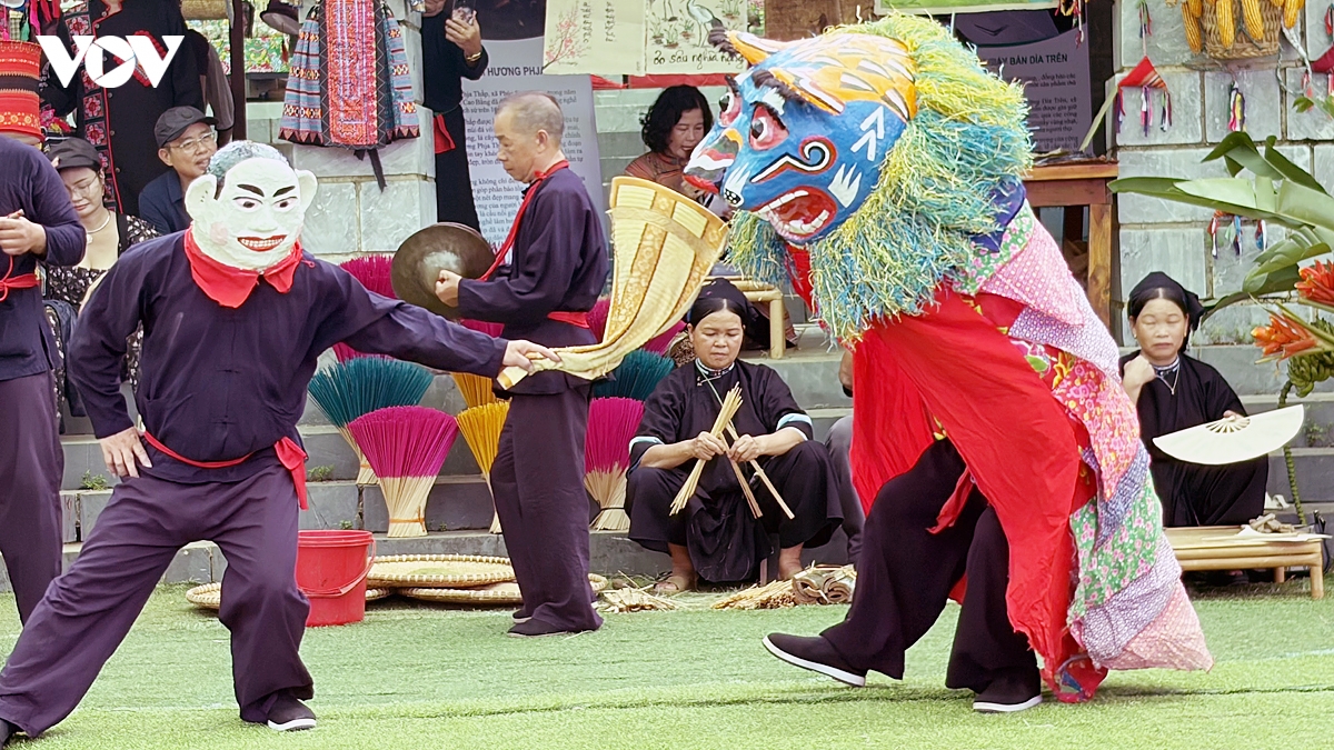 ron rang cho phien cao nguyen mo hoi chao don tet Doc lap tai lang van hoa hinh anh 13