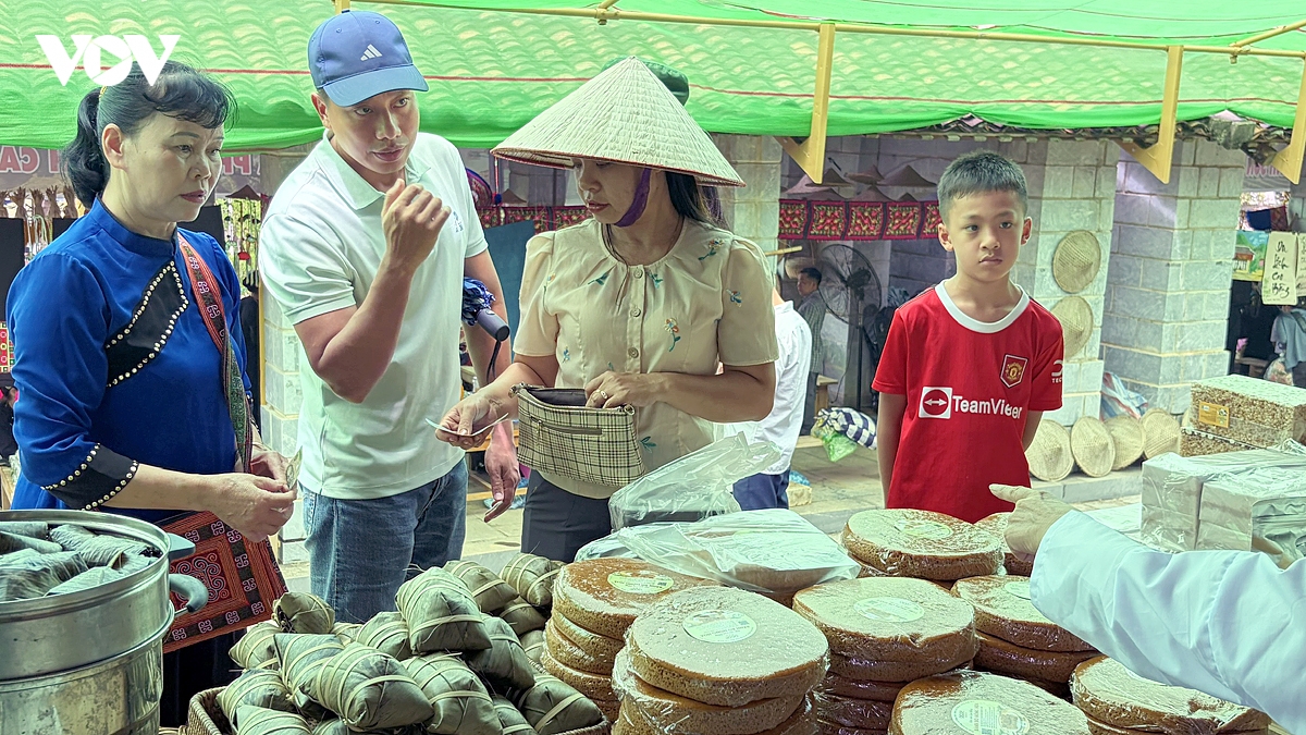 ron rang cho phien cao nguyen mo hoi chao don tet Doc lap tai lang van hoa hinh anh 2