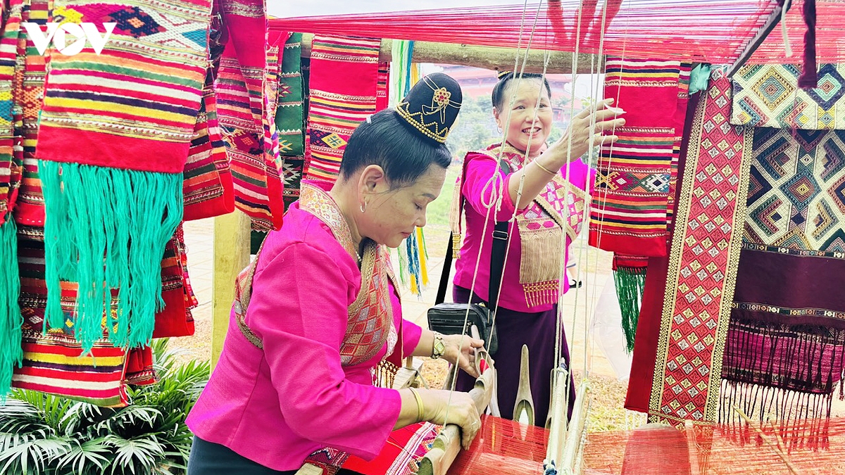 ron rang cho phien cao nguyen mo hoi chao don tet Doc lap tai lang van hoa hinh anh 15