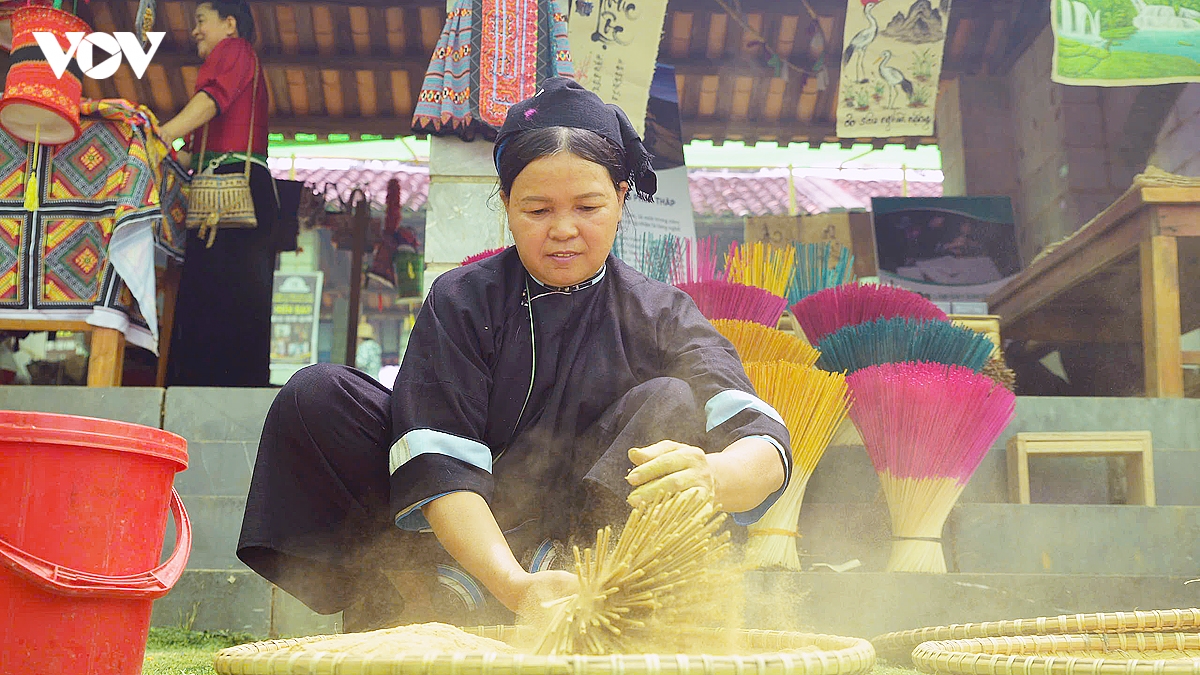 ron rang cho phien cao nguyen mo hoi chao don tet Doc lap tai lang van hoa hinh anh 6