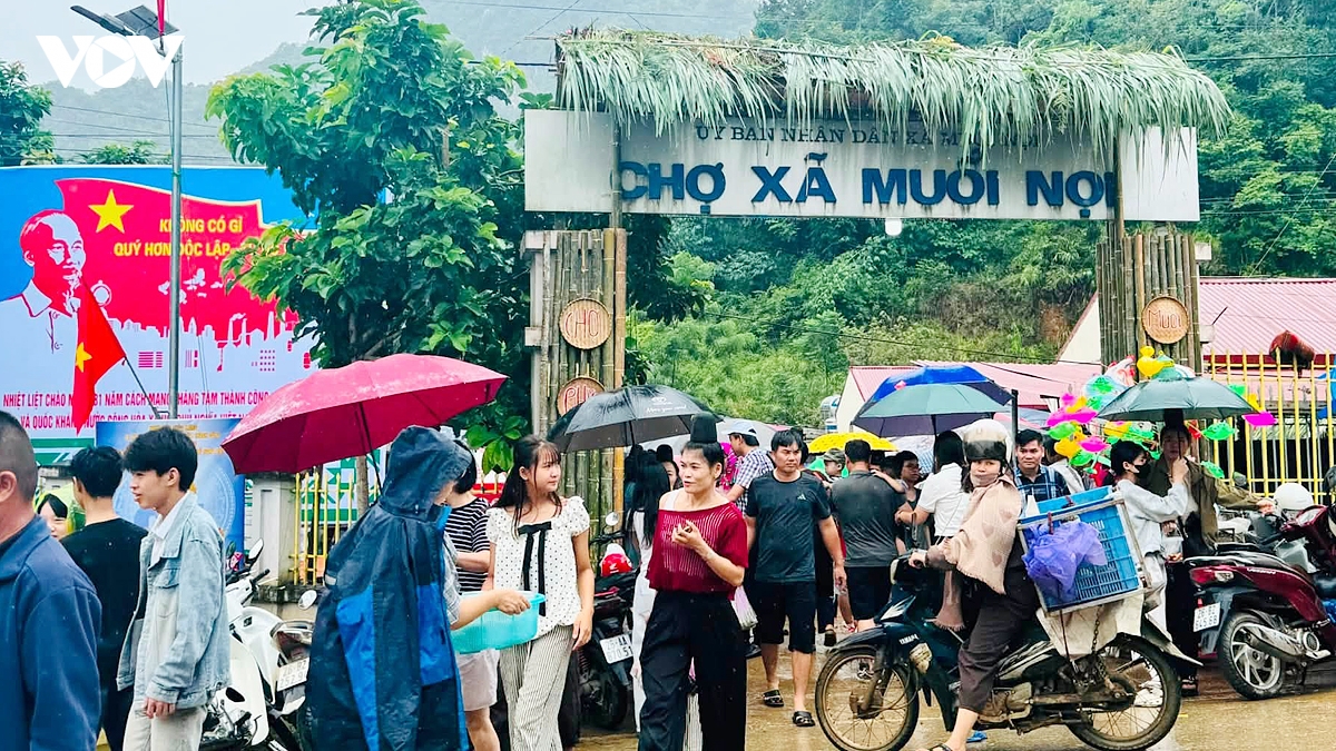 ron rang cho phien tet Doc lap o muoi noi, son la hinh anh 1