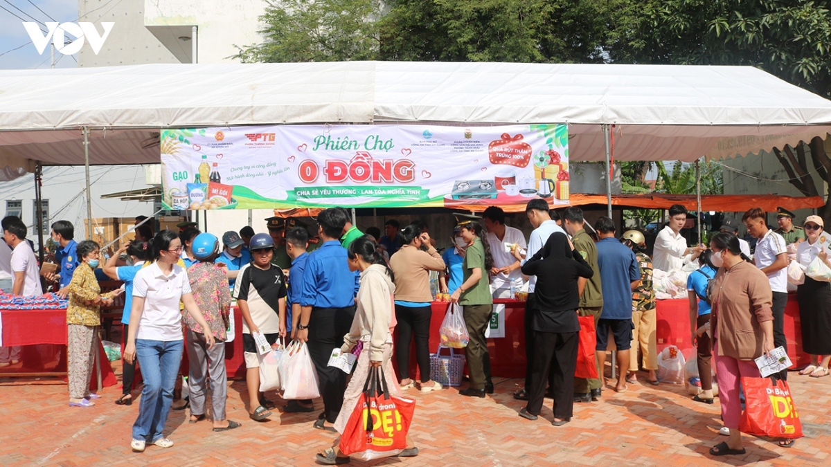 hon 300 nguoi dan co hoan canh kho khan tham gia phien cho 0 dong tai an giang hinh anh 2
