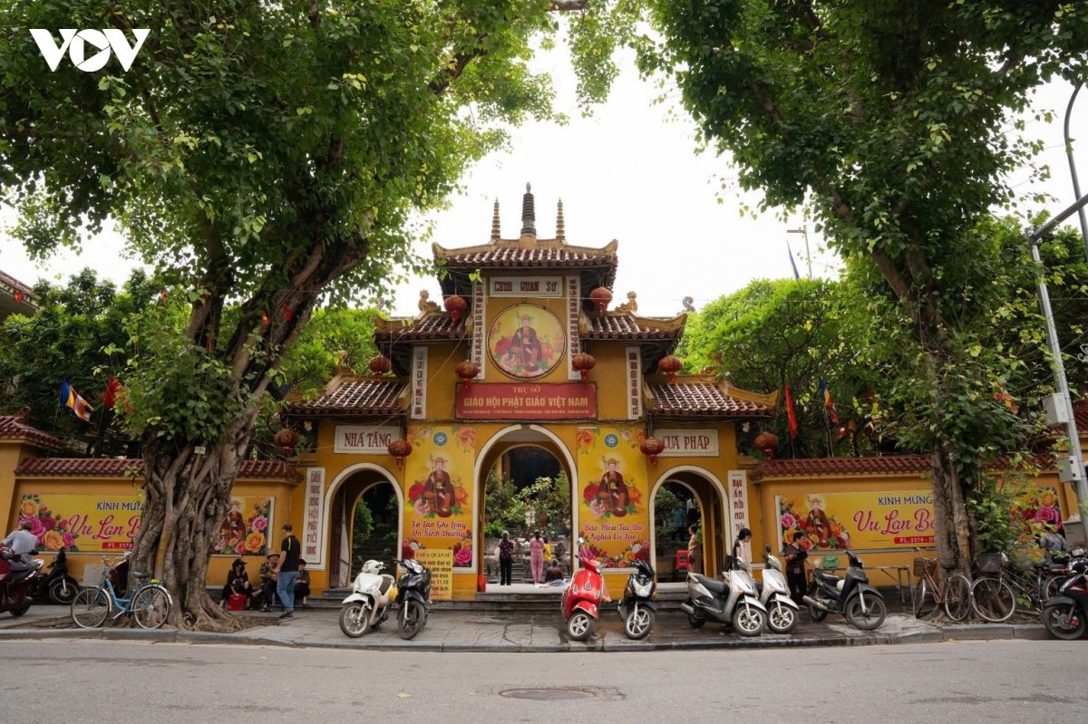 phat tu ngoi kin loi, thanh tam huong ve dien tho chinh truoc ngay Dai le vu lan hinh anh 1