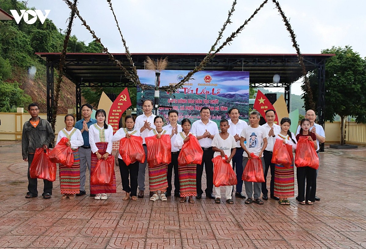 Dong bao chut o rao tre vui tet lap lo 2026 hinh anh 2