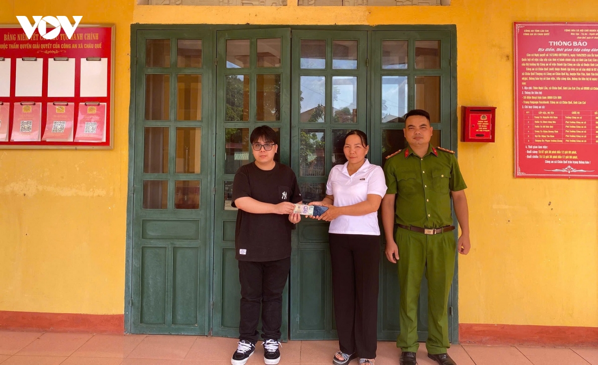 bieu duong nam thanh nien chu dong trao tra 32 trieu dong chuyen khoan nham hinh anh 1